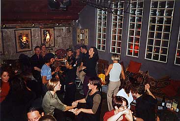Salsa in Hari�s Bar (Bild: � 2000 by Winfried Herbst)