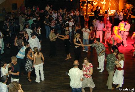 Salsa Bonn: Br&uuml;ckenforum (anklicken zum Vergroessern)