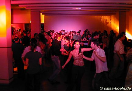 Köln: Salsa in der Uni-Mensa