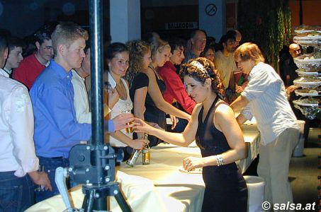 Köln: Salsa in der Uni-Mensa