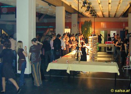 Köln: Salsa in der Uni-Mensa