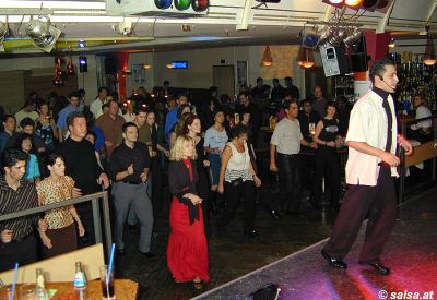 Salsa im Skyline, M�nchen (click to enlarge - anklicken zum Vergr��ern, mit ALT+F4 wieder schliessen)